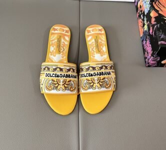 Sliders with embroidered majolica pattern